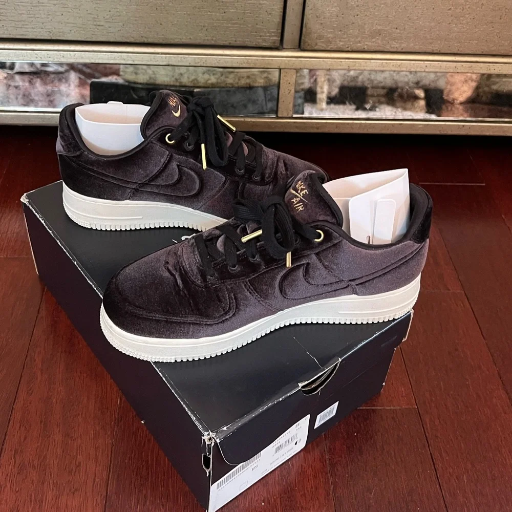 W Nike Velour Air Force 1 ‘07 - Picture 2 of 6